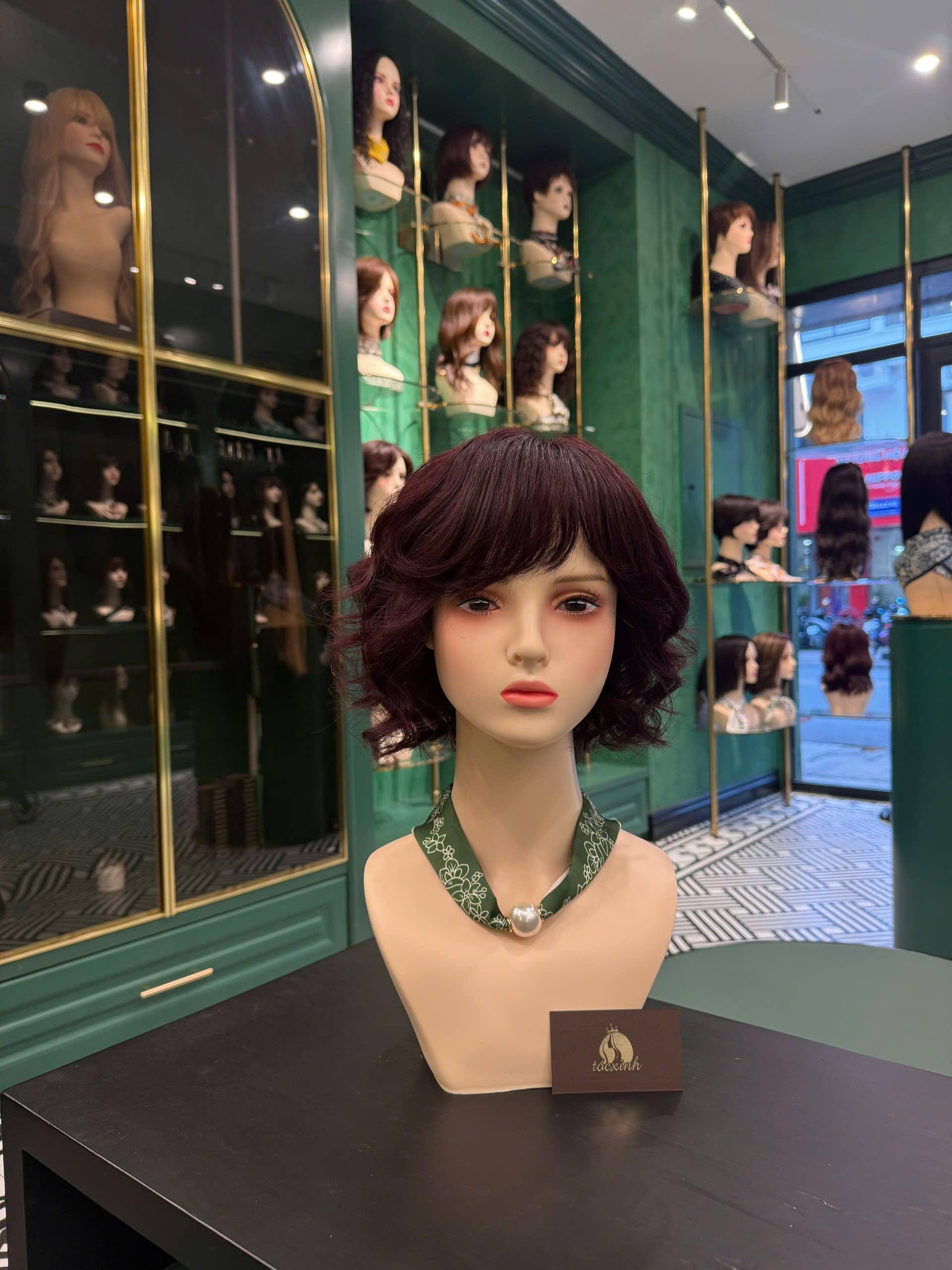 TÓC NGẮN XOĂN LỌN NHỎ GIÚP KHUÔN MẶT THON GỌN